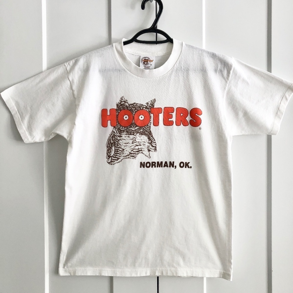 Hooters, Vintage T shirt, Norman, Oklahoma, Mens,‎ Size Med, Good Condition